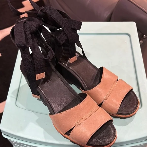Sorel Tan and Black Elegant Sandals size 8 - Picture 3 of 4